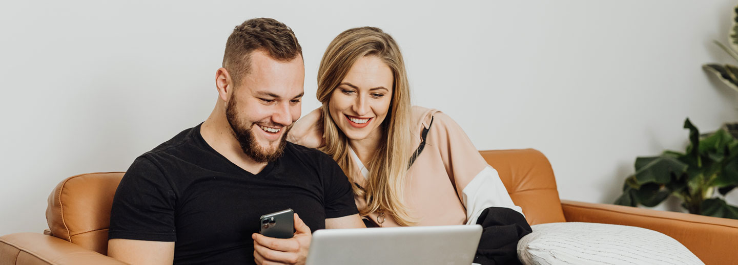 couple-siting-on-sofa-with-laptop