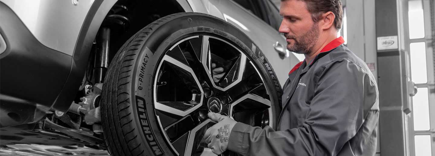Approved retailer technician changing tyre on a Citroën
