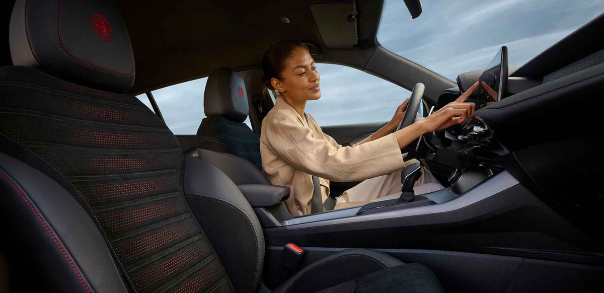 Alfa Romeo tonale lady inside car pressing the entertainment system