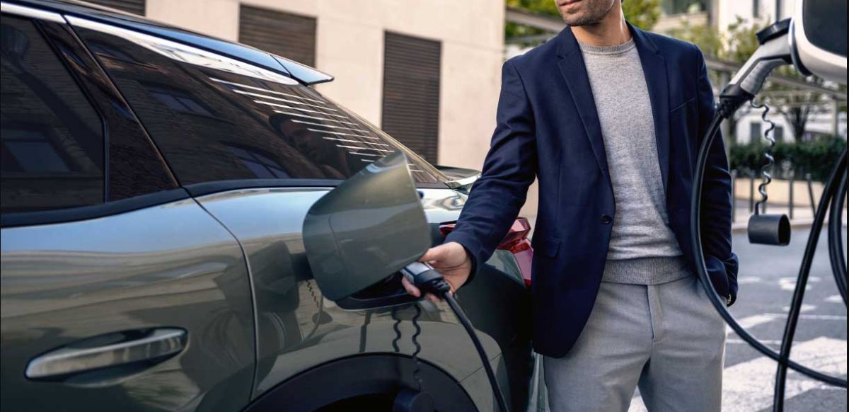 Man charging Citroen C5