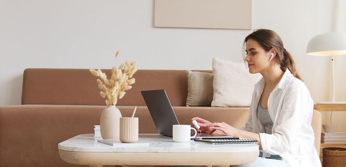 Lady sitting on the floor with her laptop on a coffee table