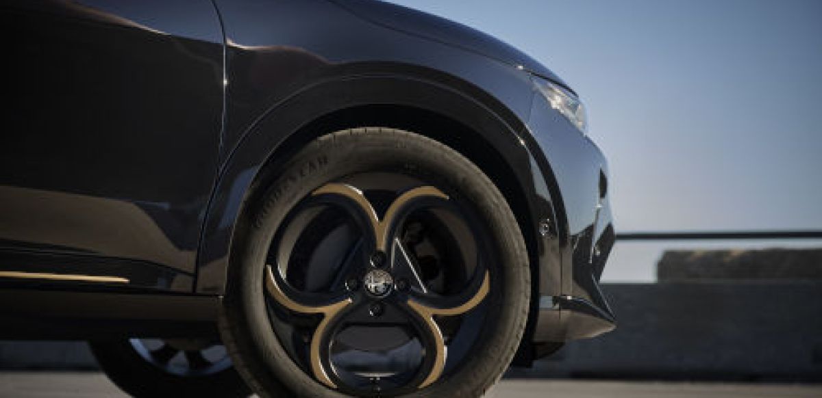 Close up of a wheel from an Alfa Romeo Junior in Tortona Black.