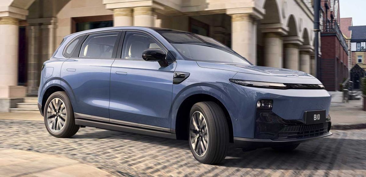 Leapmotor B10 electric SUV in Starry Nigh Blue driving on a cobbled city street, viewed from the front three-quarter angle.