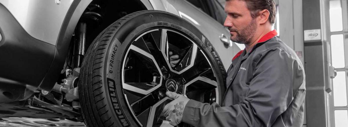 Approved retailer technician changing tyre on a Citroën