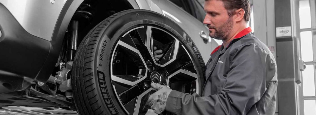Approved retailer technician changing tyre on a Citroën