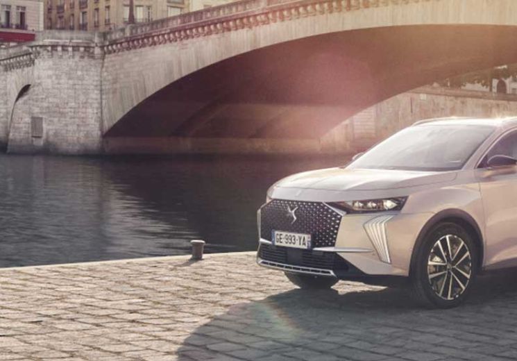 DS7 next to a river in Paris