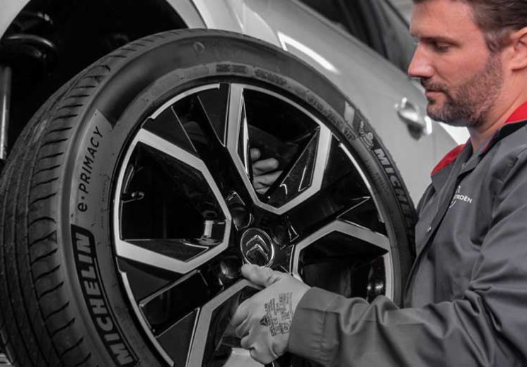 Approved retailer technician changing tyre on a Citroën