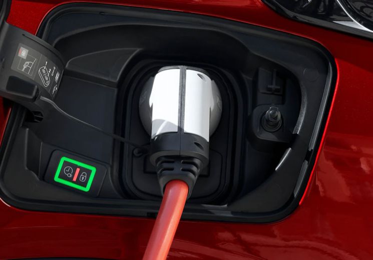 Red_Alfa_Junior_Hybrid_Charging