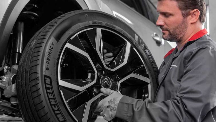 Approved retailer technician changing tyre on a Citroën