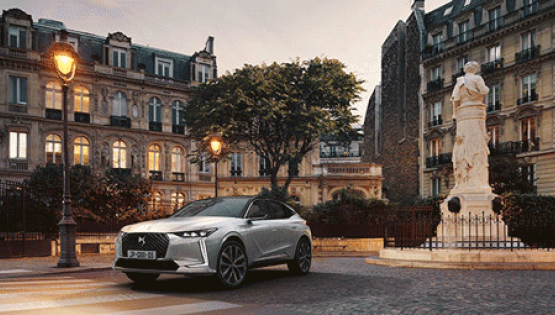 DS4 on a street in Paris