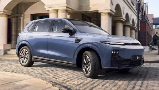 Leapmotor B10 electric SUV in Starry Nigh Blue driving on a cobbled city street, viewed from the front three-quarter angle.