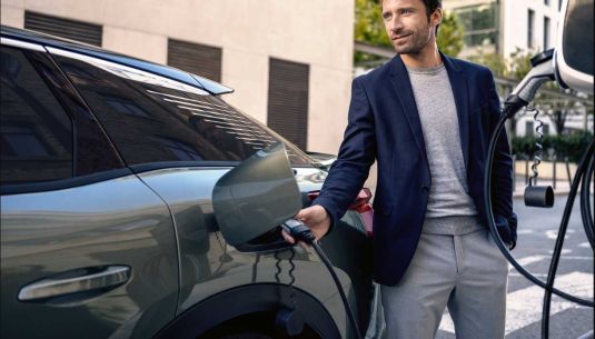Man charging Citroen C5