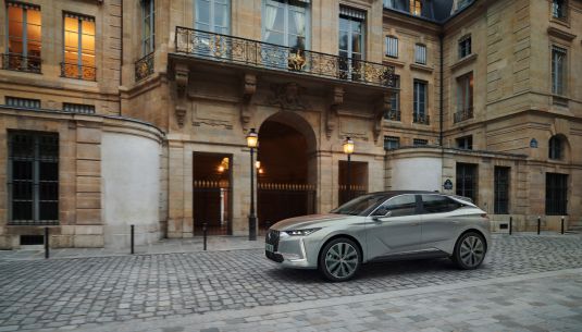 DS4 outside a building in Paris